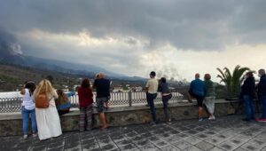 This photo shows residents observing the eruptions from afar. Sourced from Gobierno de Canarias (2021).