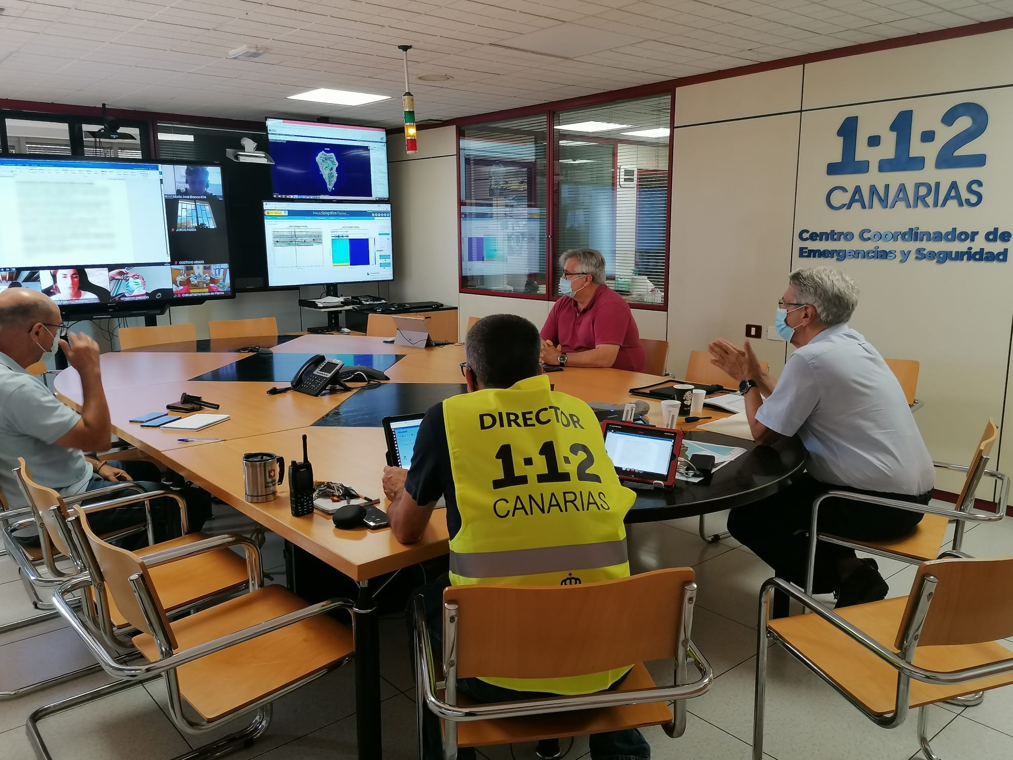 This photo shows a meeting with the director of 112 Canarias and specialists on September 19th to finalise and announce evacuation plans. Sourced from Gobierno de Canarias (2021).