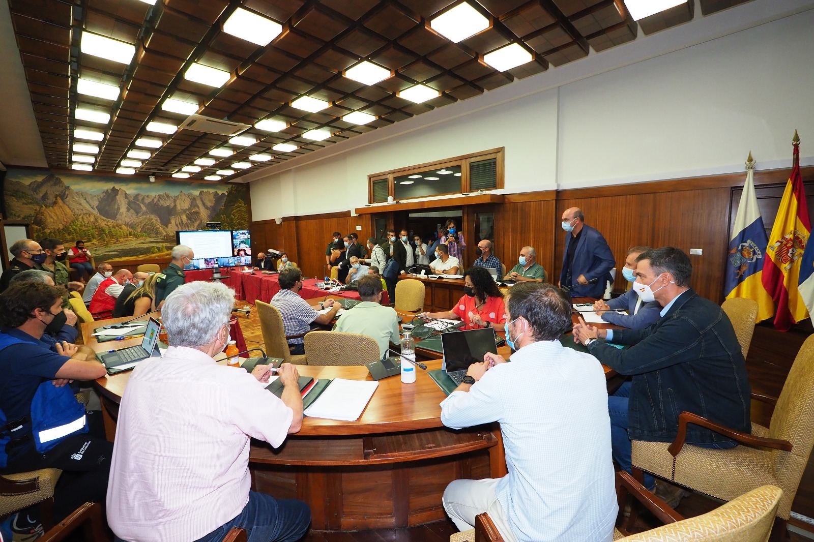 This photo shows the Steering committee meeting for the first time to organise evacuations. Sourced from Gobierno de Canarias (2021).