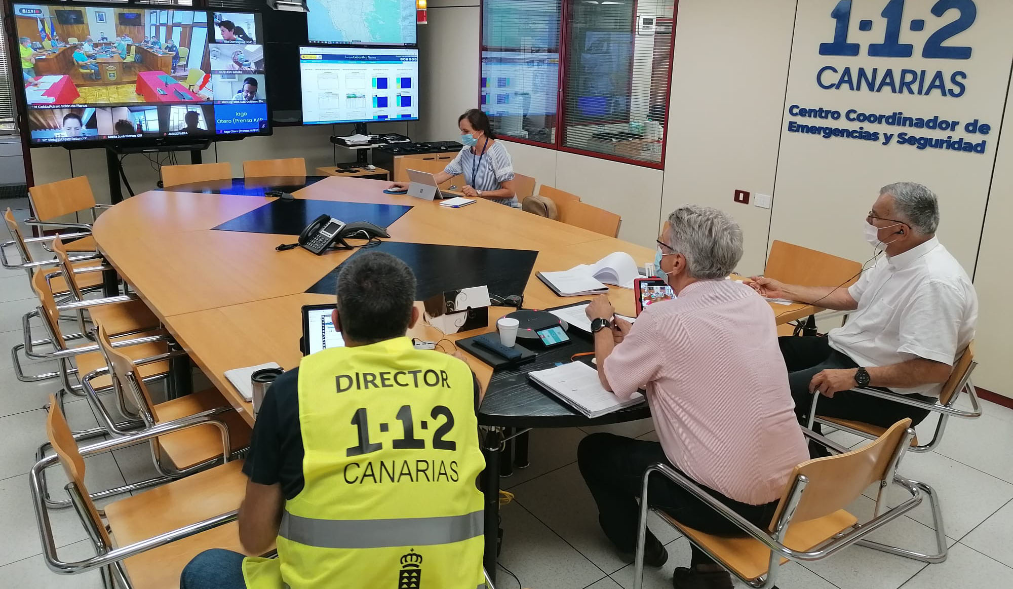 This photo shows a meeting with the director of 112 Canarias and specialists on September 18th to progress the plans for preparation. Sourced from Gobierno de Canarias (2021).