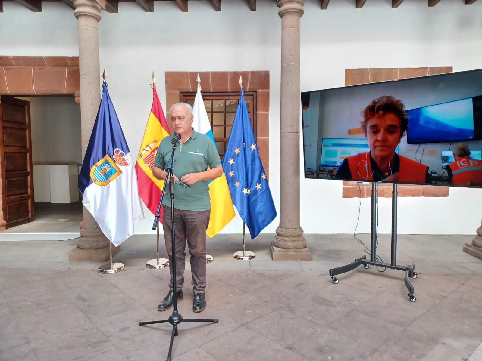 This photo was taken during the PEVOLCA public address and features Morcuende and Blanco. Sourced from Gobierno de Canarias (2021).