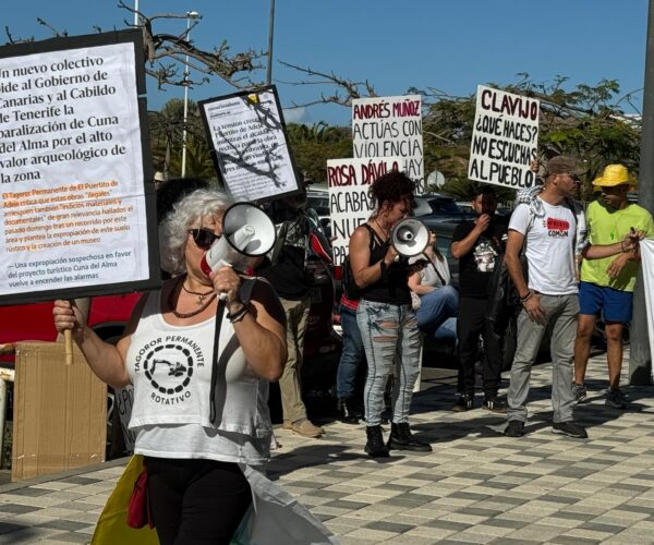 Protests outside of the Arona courthouse April 9th 2026. Source Geotenerife.
