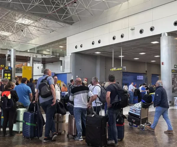 Image from the El Diario archive with tourists in each of the baggage check-in queues at Tenerife South airport